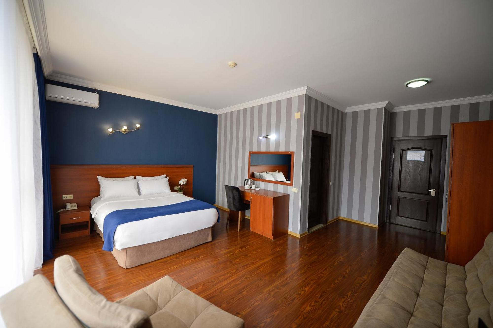 Aura Boutique Hotel Batumi Exterior photo