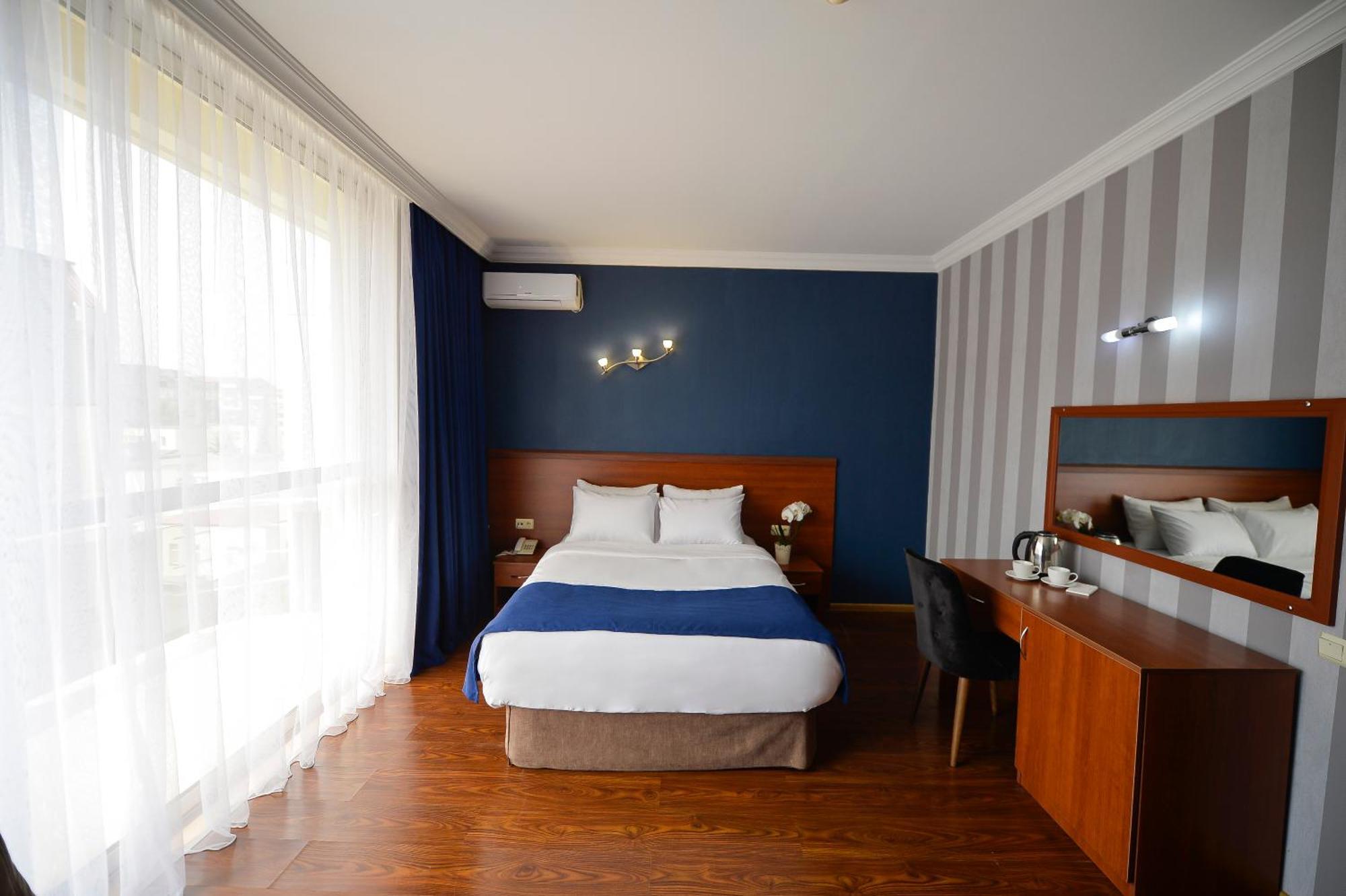 Aura Boutique Hotel Batumi Exterior photo