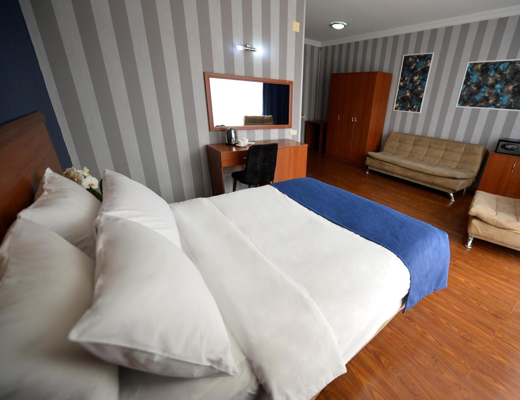 Aura Boutique Hotel Batumi Room photo